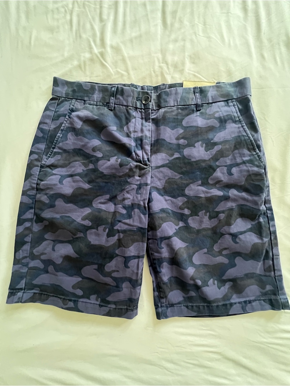 GAP Women’s Flat-Front Shorts in Blue and Grayish Purple Camo Print. NWT